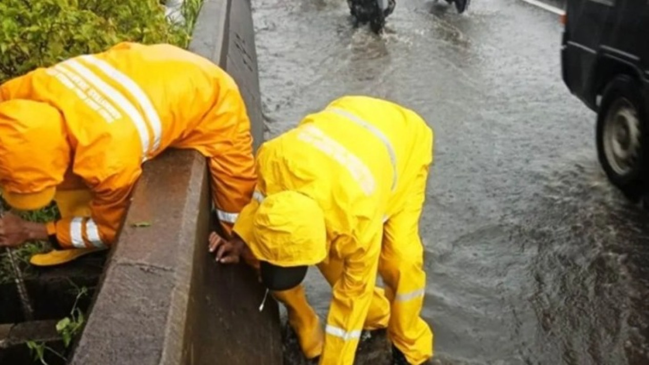 Viral Banjir Kepung Area Flyover Pesing, Begini Penjelasan Pemerintah Provinsi DKI Jakarta
            - galeri foto