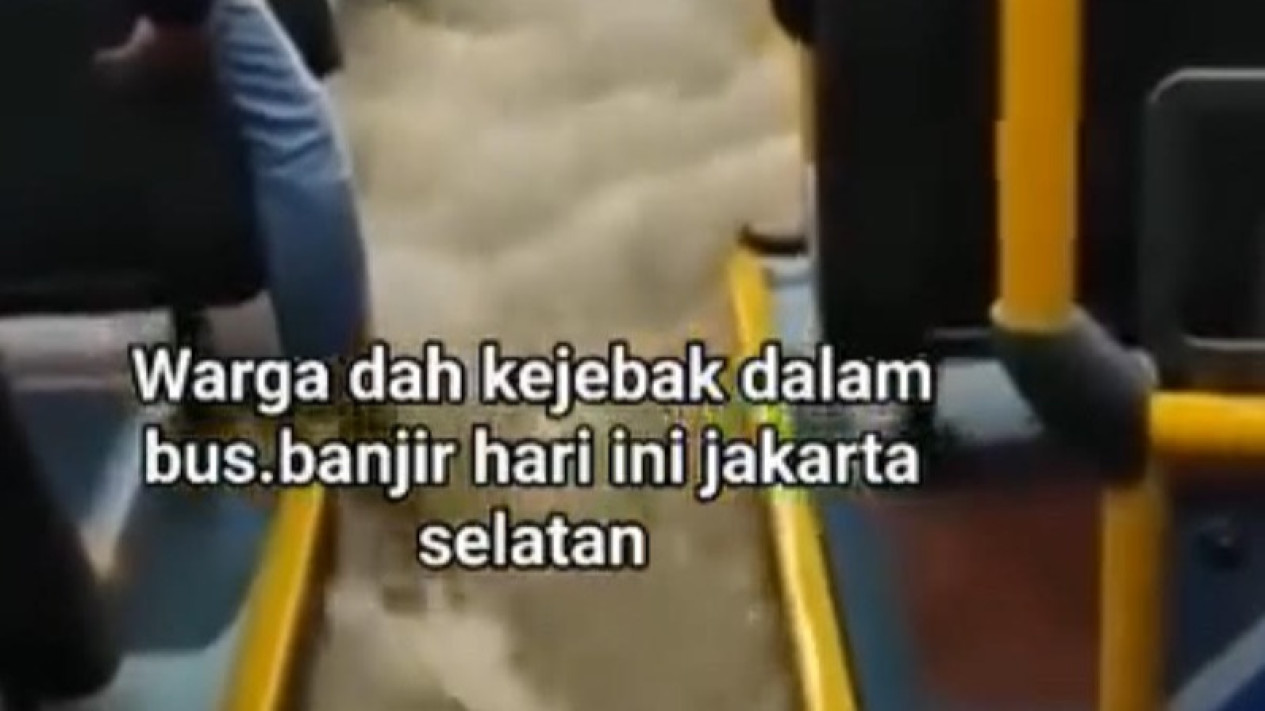 Viral Bus Terendam Banjir, Transjakarta Tegas: Bukan Armada Kami!
            - galeri foto