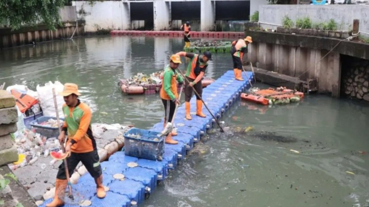 DKI Perkuat Saringan Sampah TB Simatupang, Cegah Kiriman Sampah Perparah Banjir Jakarta
            - galeri foto