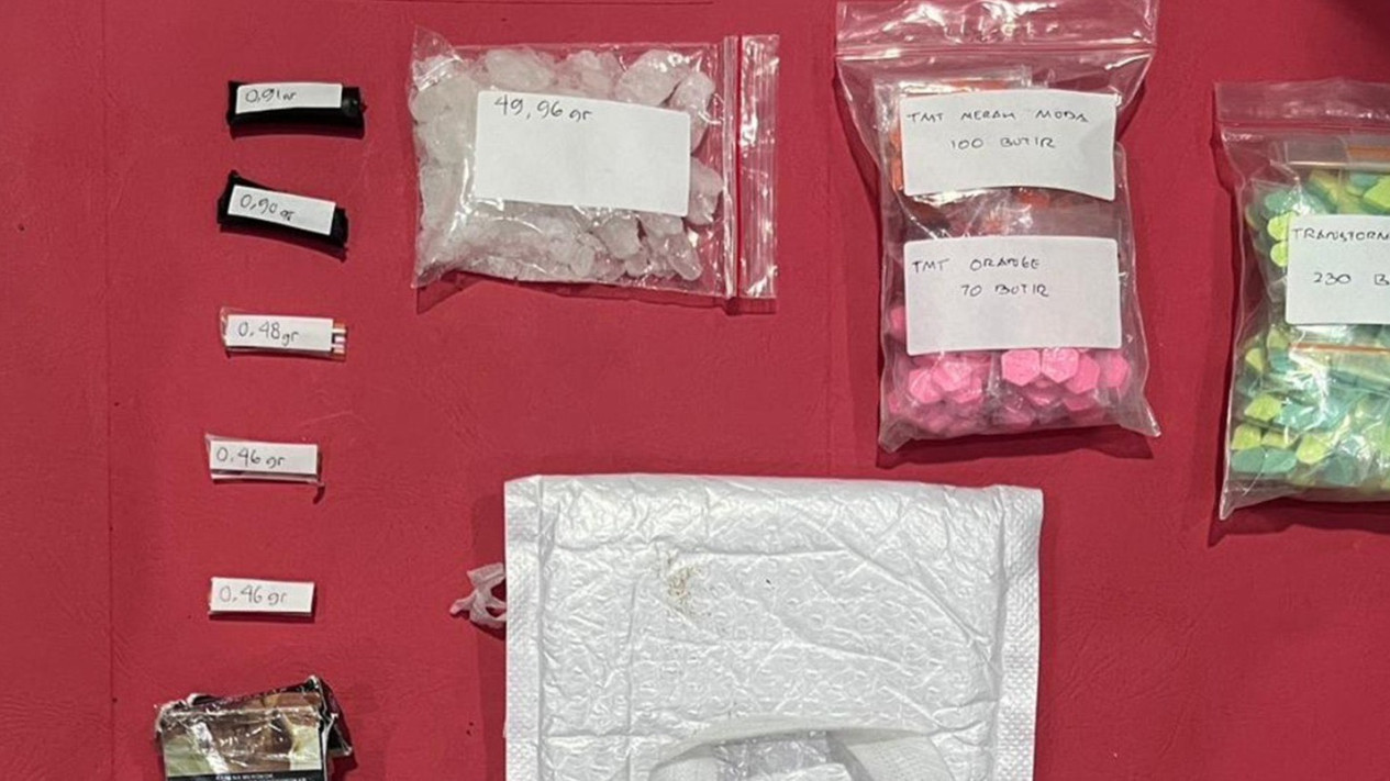 Polisi Ringkus Pasutri Bandar Narkoba di Jakpus, Sita Barang Bukti Sabu dan Ribuan Pil Ekstasi
            - galeri foto