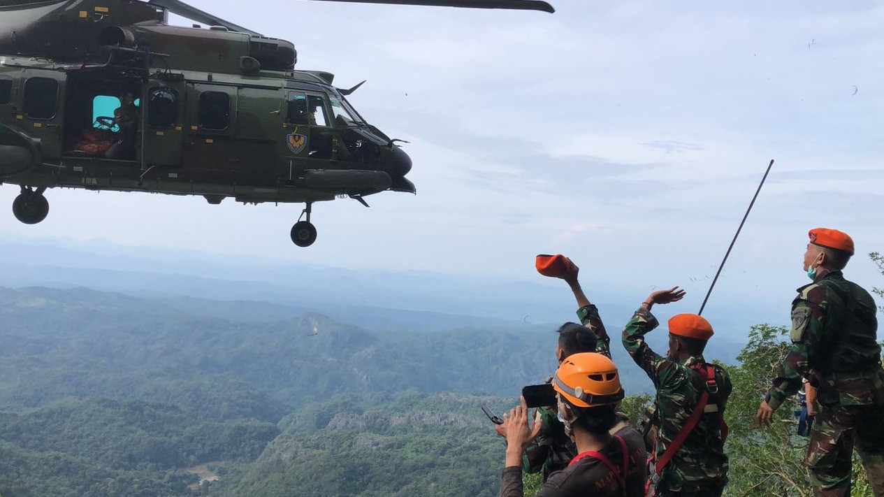 Seluruh Korban Kecelakaan Pesawat ATR 42-500 Berhasil Ditemukan, Jenazah Terakhir Tadi Pagi
            - galeri foto