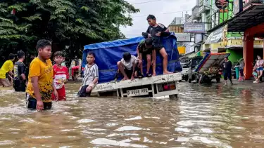 Kondisi banjir di Jalan Bintara, Bekasi Barat, Kota Bekasi, Jumat (23/1).