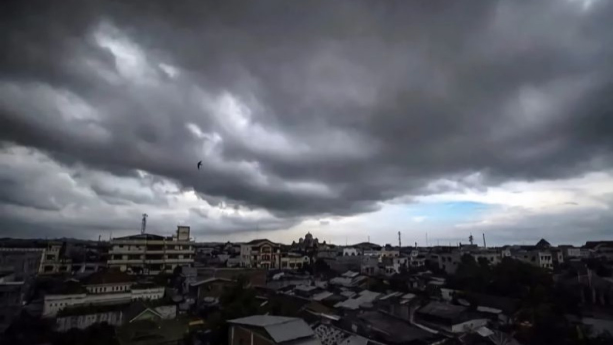 Warga Jabar Waspada, BMKG Prediksi Cuaca Ekstrem Sepekan ke Depan, Ini Pemicunya
            - galeri foto