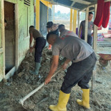 Brimob Polda Sumut Terus Bertahan di Lokasi Bencana, Empat Rumah Warga Dibersihkan Bertahap