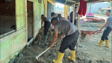 Brimob Polda Sumut Terus Bertahan di Lokasi Bencana, Empat Rumah Warga Dibersihkan Bertahap
