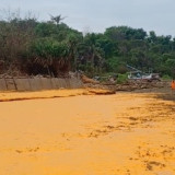 Pemandangan  Mengerikan  Ribuan Ton Minyak Tumpah di Laut Sumenep, Aktivis Pecinta Alam Beberkan Ancaman Besar