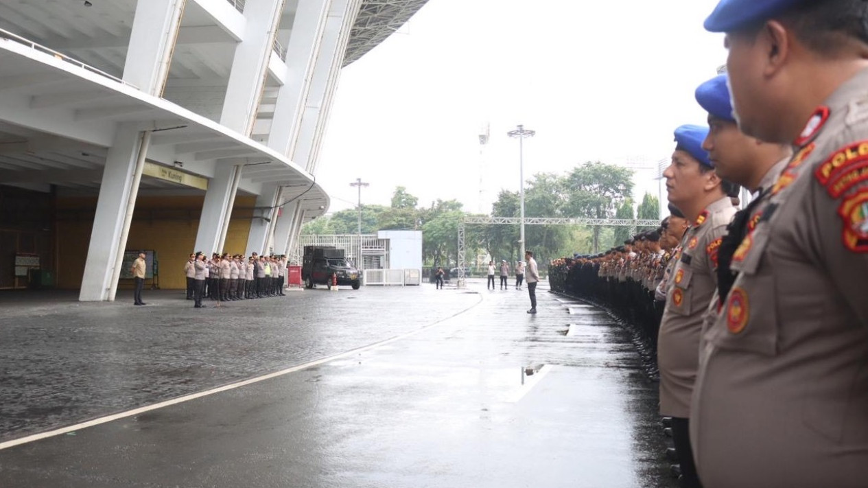 Ribuan Personel Gabungan Dikerahkan Saat Laga Persija Jakarta vs Madura United, Suporter Dilarang Bawa Barang Berbahaya ke GBK
            - galeri foto