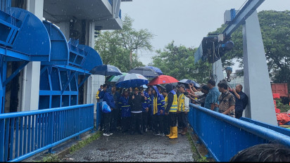 Tinjau Pintu Air Cengkareng Drain yang Siaga 1, Pramono Yakin Banjir di Jakbar Cepat Surut