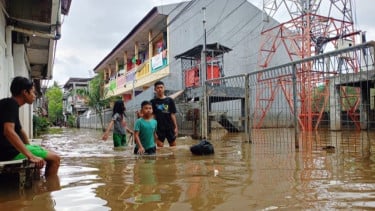 Meski Hujan Sudah Reda, Cipinang Melayu Terendam Banjir 1,7 Meter Akibat Luapan Kali Sunter