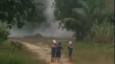 Warga Gunung Raja Muara Enim Heboh, Pipa Pertamina Bocor Semburkan Gas 