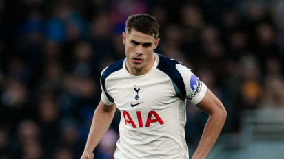 Tottenham Pasang Harga Rp2,27 Triliun untuk Micky van de Ven, MU dan Liverpool Saling Sikut