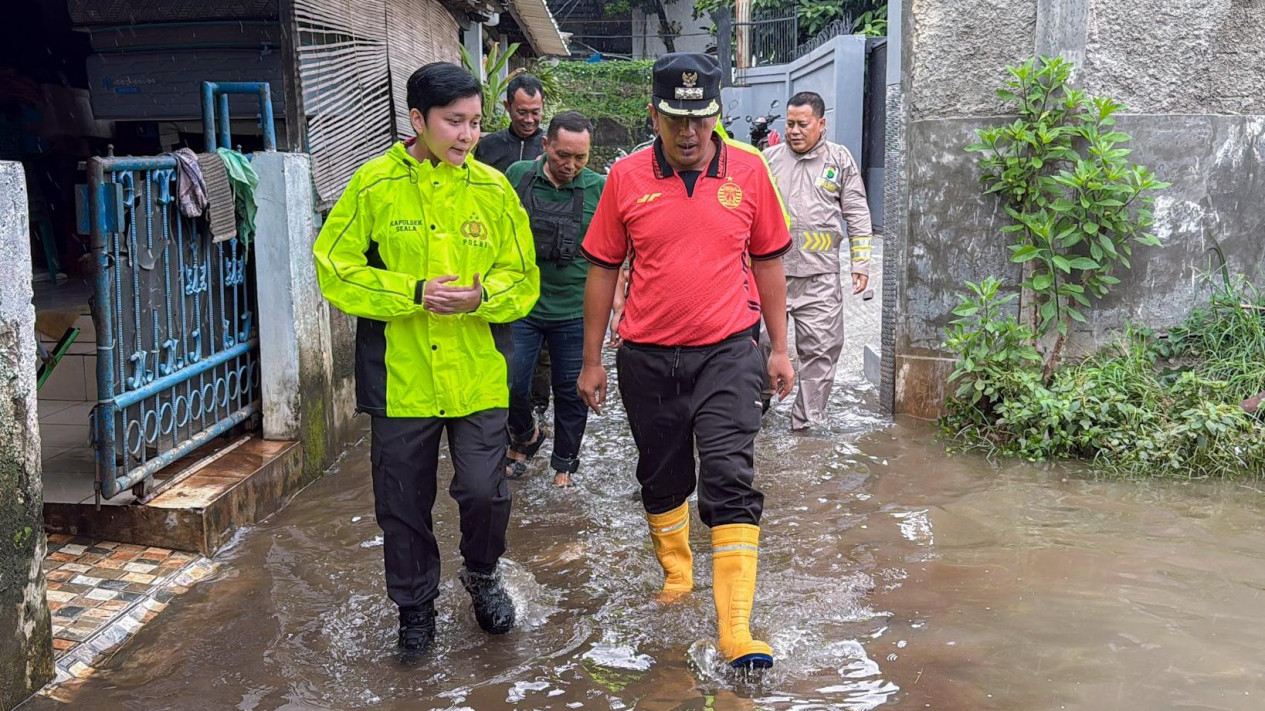 Polsek Pesanggrahan Bantu Warga Terdampak Banjir di Ulujami
            - galeri foto