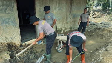 Pascabencana, Brimob Polda Sumut Dirikan Dapur Lapangan dan Kerja Bakti Bersama Warga di Aek Ngadol