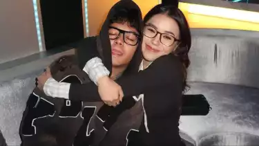 Momen Sigap Reza Arap Cegah Ibunda Lula Lahfah Jatuh saat Pemakaman, Semua Sahabat Hadir