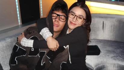 Momen Sigap Reza Arap Cegah Ibunda Lula Lahfah Jatuh saat Pemakaman, Semua Sahabat Hadir