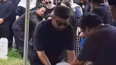 Momen Sigap Reza Arap Cegah Ibunda Lula Lahfah Jatuh saat Pemakaman, Semua Sahabat Hadir