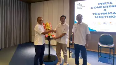 Piala yang diperebutkan dalam Liga Golf Alumni 2026.