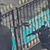 Viral! Pemotor Curi Pagar Rumah Milik Warga di Jaktim, Polisi Buru Pelaku