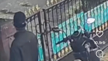 Viral! Pemotor Curi Pagar Rumah Milik Warga di Jaktim, Polisi Buru Pelaku