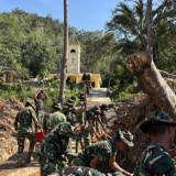 Material Longsor di Gereja HKBP Tapanuli Utara Dibersihkan TNI