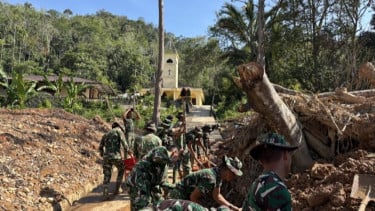 Material Longsor di Gereja HKBP Tapanuli Utara Dibersihkan TNI
