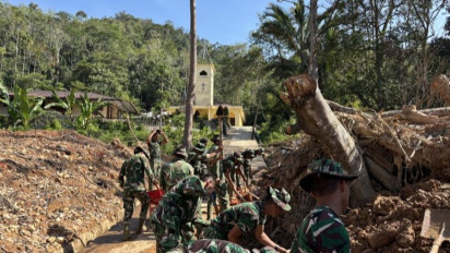 Material Longsor di Gereja HKBP Tapanuli Utara Dibersihkan TNI