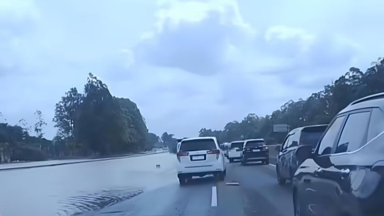 Tol Tangerang-Merak KM 38 Sempat Terendam Banjir 30 Cm, Begini Kondisi Terkini Arah Jakarta
            - galeri foto