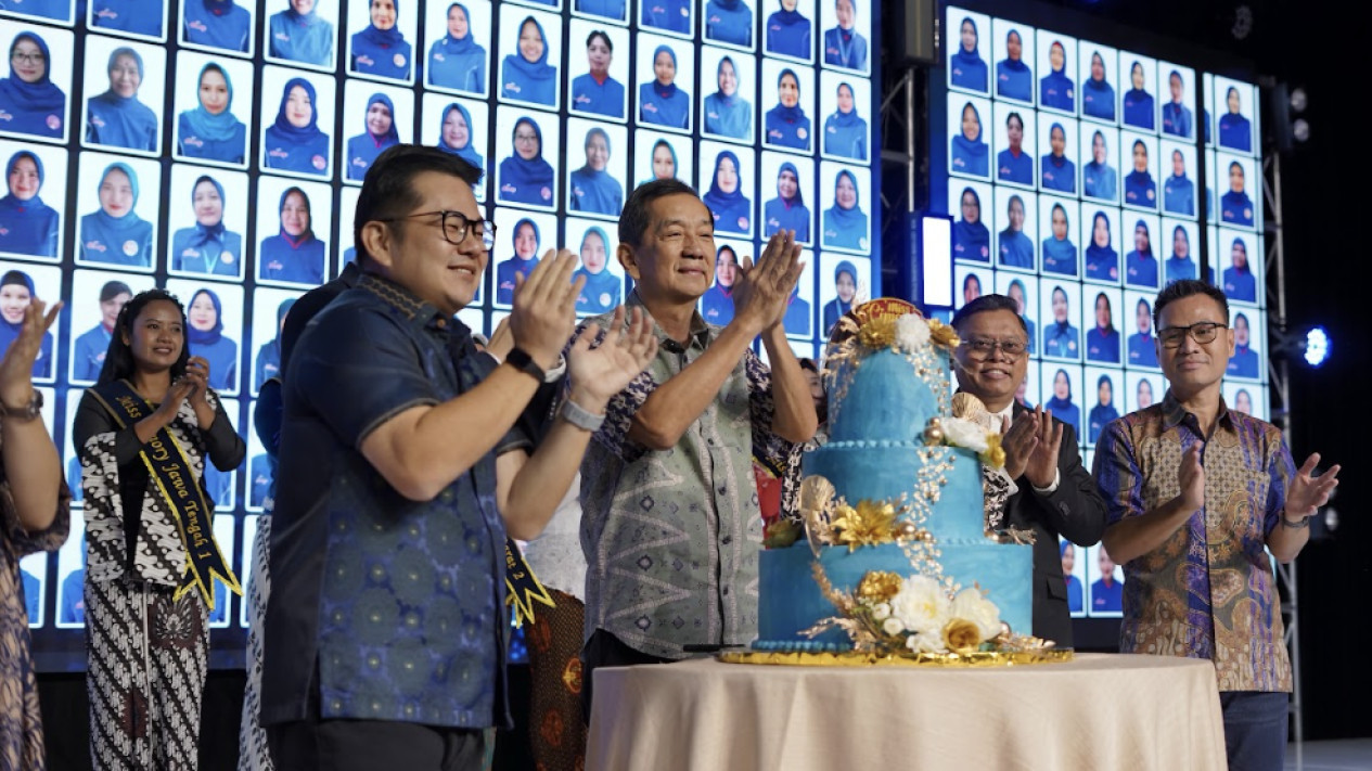 Ratusan Ibu Rumah Tangga Terima Penghargaan atas Kontribusi Ekonomi Keluarga
            - galeri foto