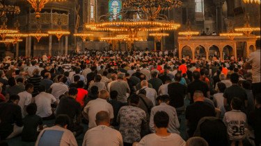 Kenapa saat Shalat Jumat Adzan Dikumandangkan 2 Kali, Ada Dalilnya? Ustaz Adi Hidayat Ungkap Sejarahnya