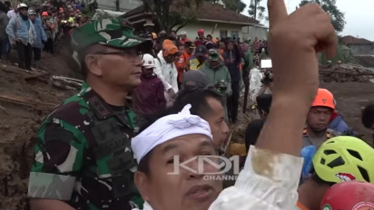 Teriak-teriak Cari Linggis, KDM Turun Evakuasi Korban Bencana Longsor di Bandung Barat