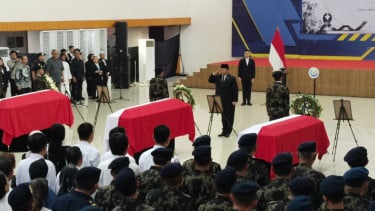 KKP Gelar Penghormatan dan Pelepasan Terhadap Tiga Jenazah Korban Jatuhnya Pesawat ATR 42-500