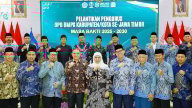 Gubernur Khofifah Terima Penghargaan dari Badan Musyawarah Perguruan Swasta