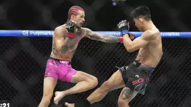 Sean O’Malley (merah muda) vs Song Yadong (hitam) di UFC 324.
