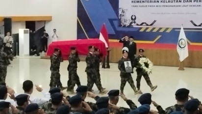 Tiga ASN KKP yang Gugur dalam Kecelakaan Pesawat ATR 42-500 Diberi Kenaikan Pangkat Anumerta