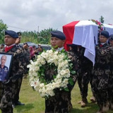 Suasana Haru Warnai Pemakaman Kapten Andy Dahananto Pilot Pesawat ATR 42-500 di Tigaraksa