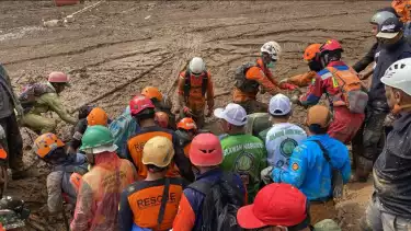 Proses pencarian korban longsor Cisarua, Bandung Barat