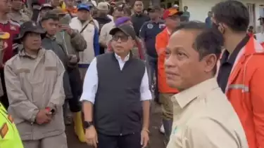 Menteri Lingkungan Hidup Hanif Faisol Nurofiq saat meninjau kondisi lahan di area longsor Cisarua, Kabupaten Bandung Barat pada Minggu (25/1/2026).