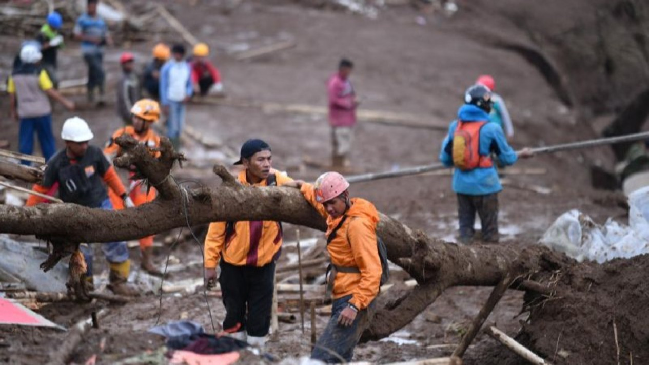 Longsor di Kab. Bandung Barat, Wagub Jabar Ancam Tindak Tegas Alih Fungsi Lahan
            - galeri foto