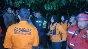 Tersesat di Lokasi Banjir Bandang Agam, Tujuh Pemuda Berhasil Dievakuasi Tim SAR dalam Kondisi Selamat