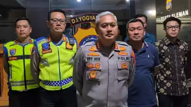 Kapolresta Sleman, Kombes Pol Edy Setyanto Erning Wibowo (tengah) didampingi jajarannya menjelaskan duduk perkara kasus penjambretan dan laka lantas yang berujung penetapan tersangka, Sabtu (24/1/2026) malam.