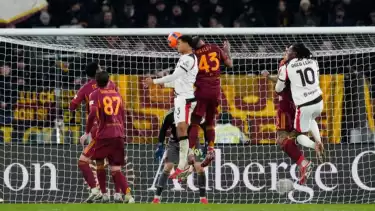 Pemain AC Milan, Koni De Winter Cetak Gol ke Gawang AS Roma