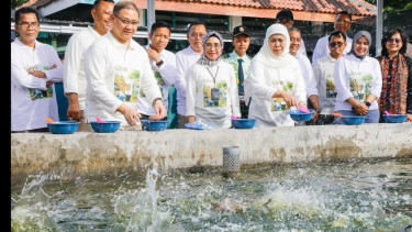 Gubernur Khofifah Pimpin Penanaman, Penaburan Benih dan Panen Serentak bersama 110.481 Guru dan Murid dari 754 SMA/SMK/SLB Se-Jatim