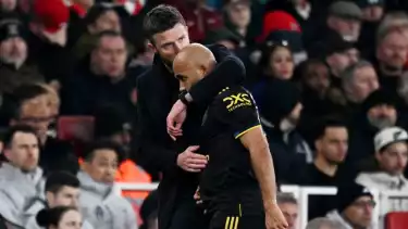 Pelatih Manchester United Michael Carrick bersama Bryan Mbeumo