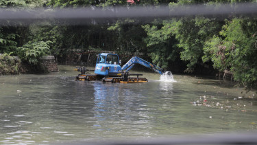 Peringatan Curah Hujan Tinggi di Jakarta, Pramono Keruk Kali Sepak dan Siapkan Modifikasi Cuaca