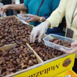 Menjelang Ramadan, Warga Surabaya Serbu Toko Kurma