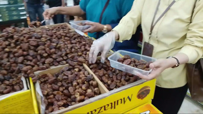 Menjelang Ramadan, Warga Surabaya Serbu Toko Kurma