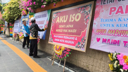 Pasca OTT, Puluhan Karangan Bunga Dukung Wali Kota Madiun Maidi Penuhi Halaman Balai Kota