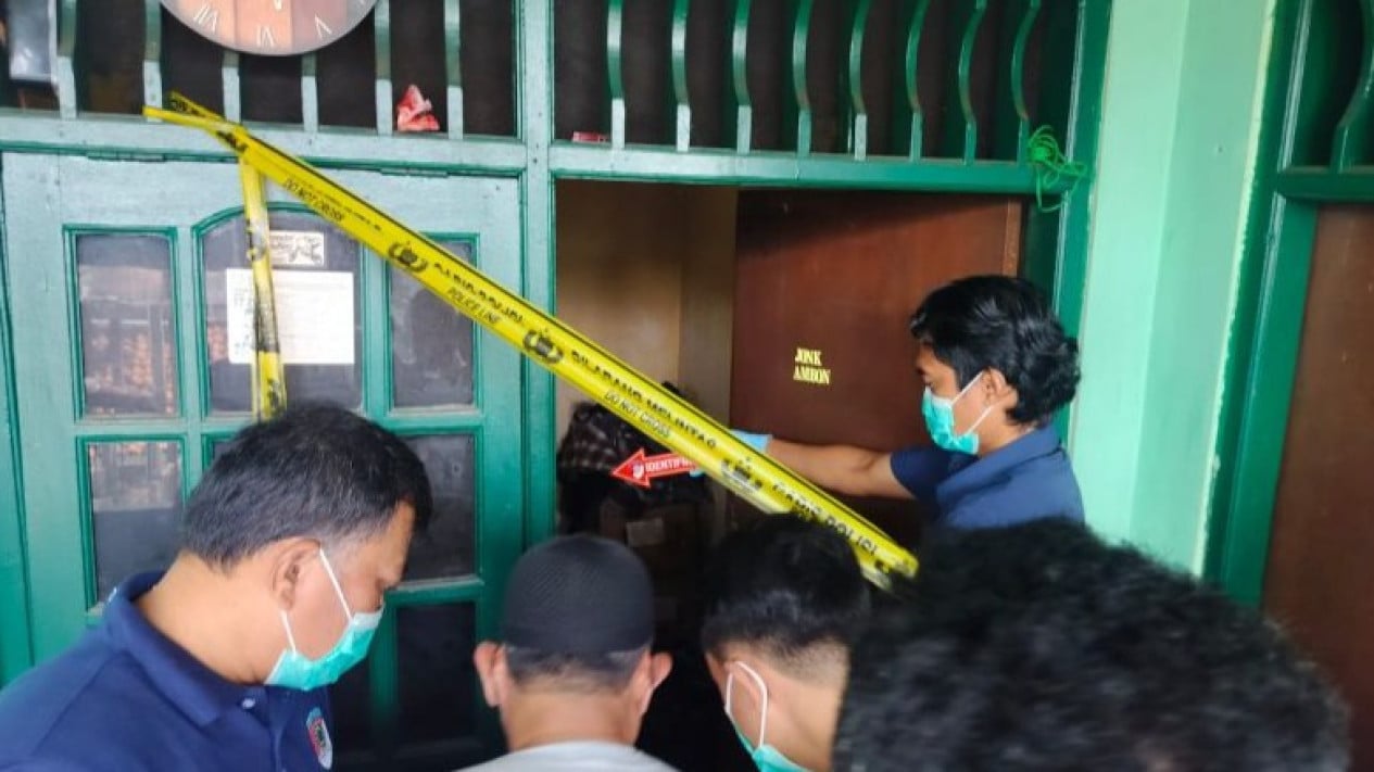Geger Penemuan Mayat Satpam di Kalideres: Penjaga Kontrakan Temukan Korban Sudah Membiru
            - galeri foto