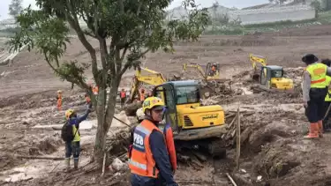 Tim SAR gabungan saat melakukan proses pencarian terhadap korban longsor di Kecamatan Cisarua, Kabupaten Bandung Barat, Jawa Barat, Senin (26/1).