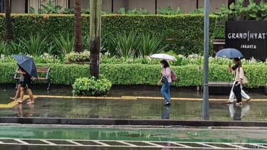 Siapkan Jas Hujan dan Payung, Jakarta Diperkirakan Hujan pada Selasa Pagi Hingga Malam